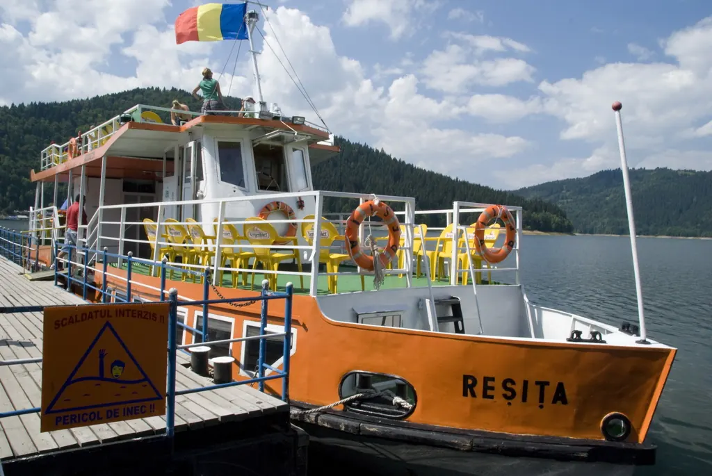 Plimbări cu vaporul pe Lacul Bicaz